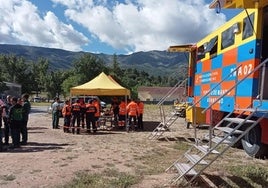 Las labores de búsqueda, este domingo, en Navaluenga.