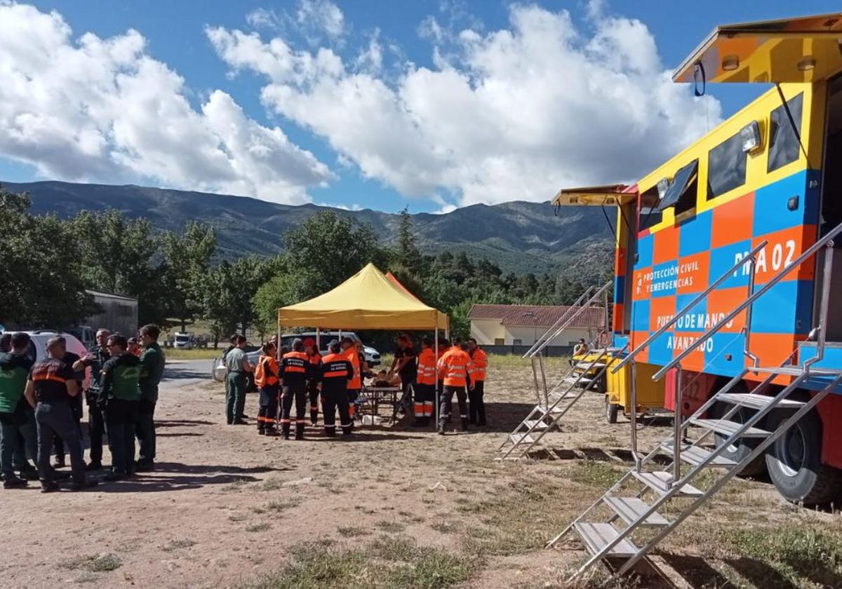 Las labores de búsqueda, este domingo, en Navaluenga.