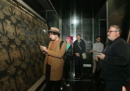 Los 'influencers' admiran unos tejidos medievales, este domingo en San Zoilo.