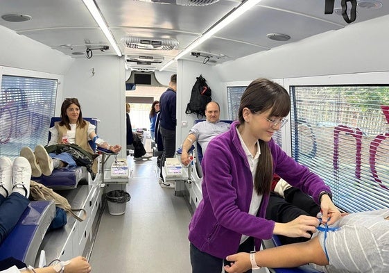 Voluntarios donan sangre en la iniciativa del colegio Cooperativa Alcázar de Segovia.