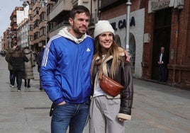 Marta García y Óscar Husillos, en el 'Paseo de la Fama' dedicado a ella en la Calle Mayor.