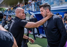 Nafti saluda a Pezzolano poco antes del inicio de partido.