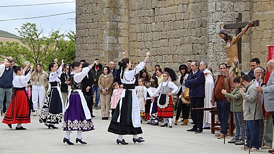 Palacios de Campos honra al Cristo de las Aguas con misa, danzas y procesión