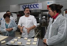 Alexis García, en el centro, durante el taller práctico que ha impartido en el Cetece.