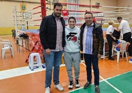 La boxeadora Isabel Rivero, junto al alcalde de Pedrajas, Alfonso Romo (derecha) y el concejal de Deportes, Pablo Merino.