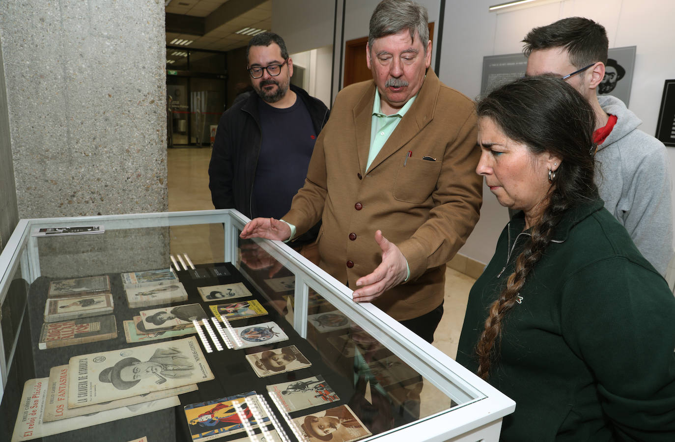 Una exposición de material de &#039;La torre de los siete jorobados&#039;