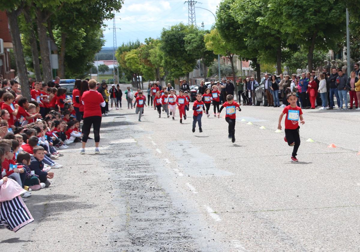 Multitud de niños participan en la carrera solidaria de Cuéllar.