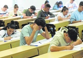 Varios alumnos realizan la prueba de la Ebau en una imagen de archivo.