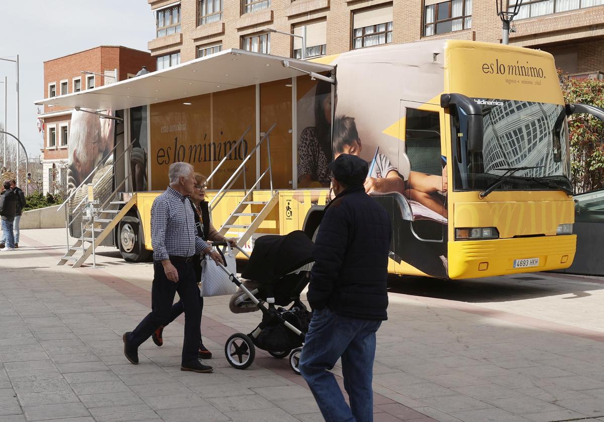 Imagen de archivo de un autobús informativo del IMV en Palencia.