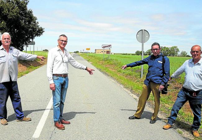 Vecinos de Marugán señalan las algunas de las deficiencias de la carretera, a la salida del pueblo.