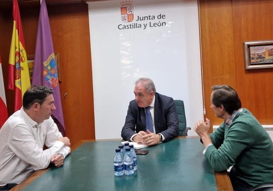 El delegado territorial de la Junta en Palencia, José Antonio Rubio Mielgo (centro), junto a los alcaldes de Vertavillo y Hérmedes de Cerrato.