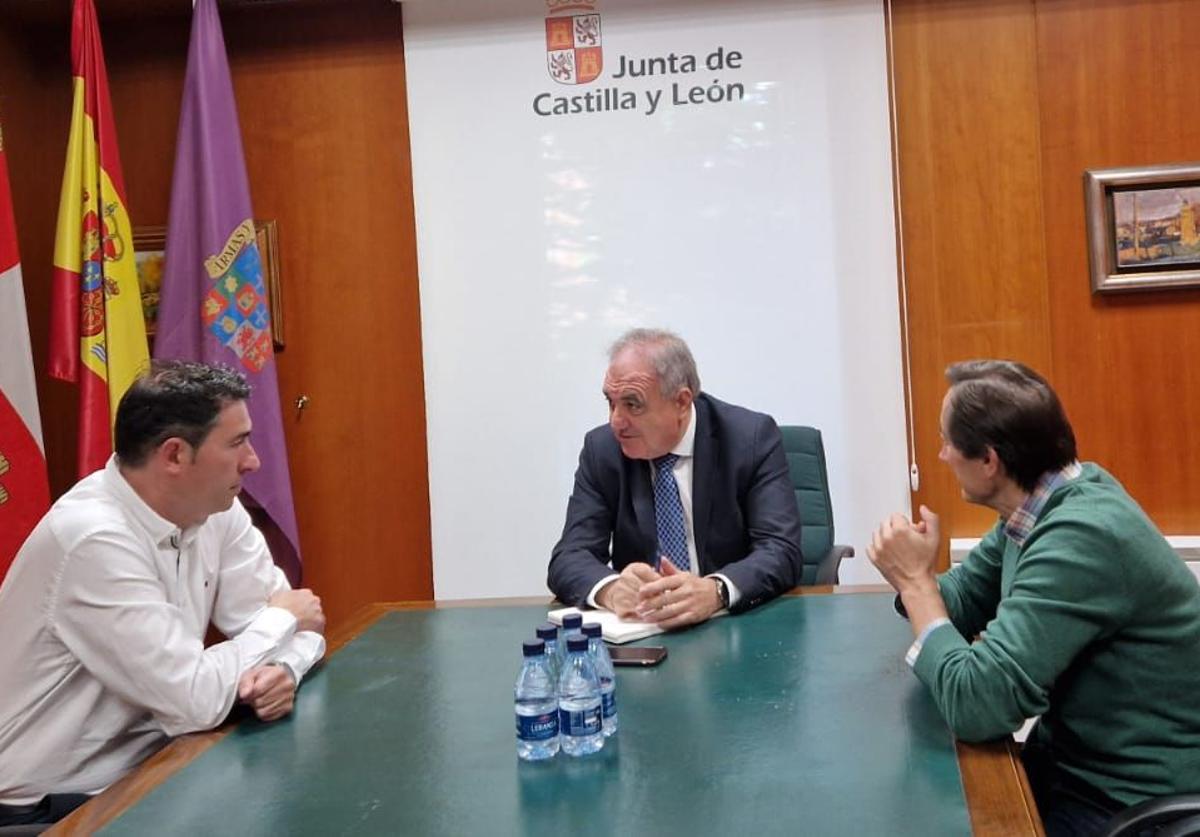 El delegado territorial de la Junta en Palencia, José Antonio Rubio Mielgo (centro), junto a los alcaldes de Vertavillo y Hérmedes de Cerrato.