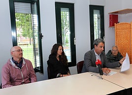 Joaquín Reyes, con Saúl Villameriel, Susana Leal y Petra Alejandro, da a conocer el informe.