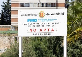 Cartel que informa del agua no apta para el baño en Las Moreras el pasado verano.