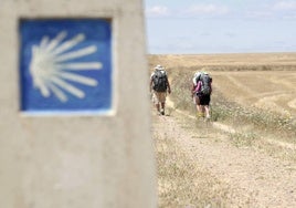 Dos caminantes recorren la ruta jacobea en dirección a Carrión de los Condes.