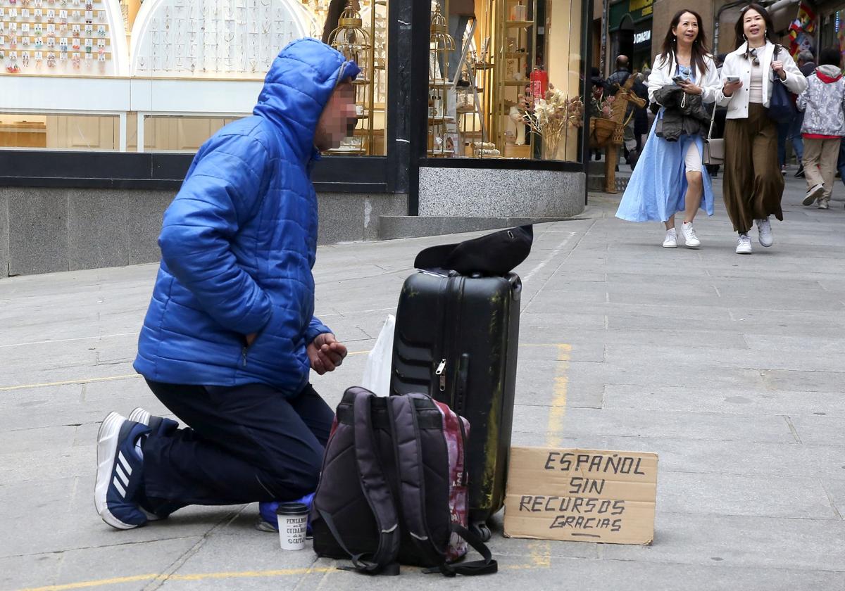 Un hombre sin recursos, en una de las calles del centro de Segovia.