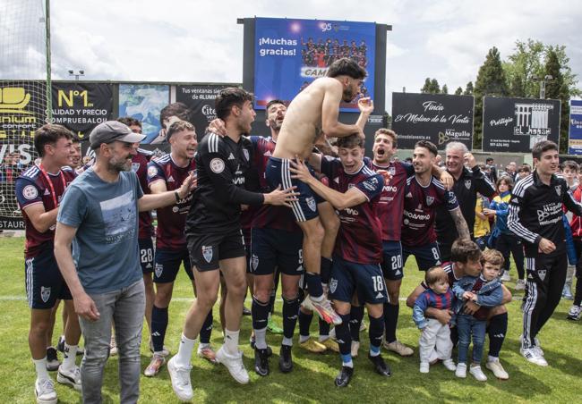 Jugadores y técnicos de la Sego hacen piña al celebrar el ascenso..