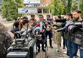 El portavoz del PSOE en el Ayuntamiento de Valladolid, Pedro Herrero, este lunes frente al Hospital Clínico.