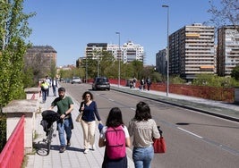 Estado actual del puente de Poniente, con dos carriles de entrada, un carril bici y las dos aceras.