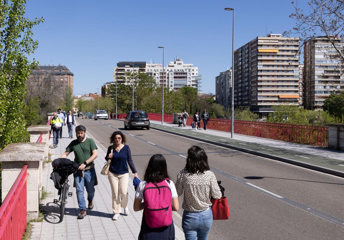 Estado actual del puente de Poniente, con dos carriles de entrada, un carril bici y las dos aceras.