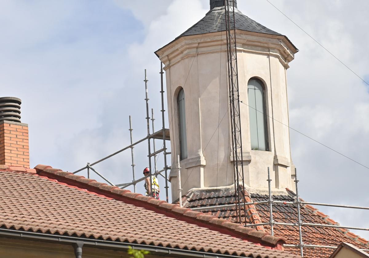 Andamiso en el tejado de la iglesia de la Vera Cruz.