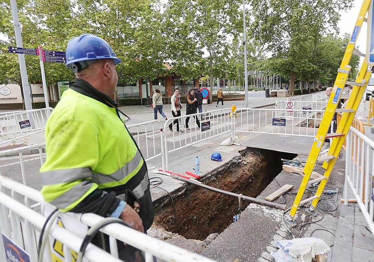 Trabajos de la red de calor en el Paseo del Salón.