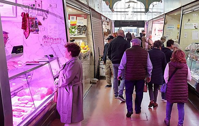 Clientes en los pasillos de la Plaza de Abastos de Palencia