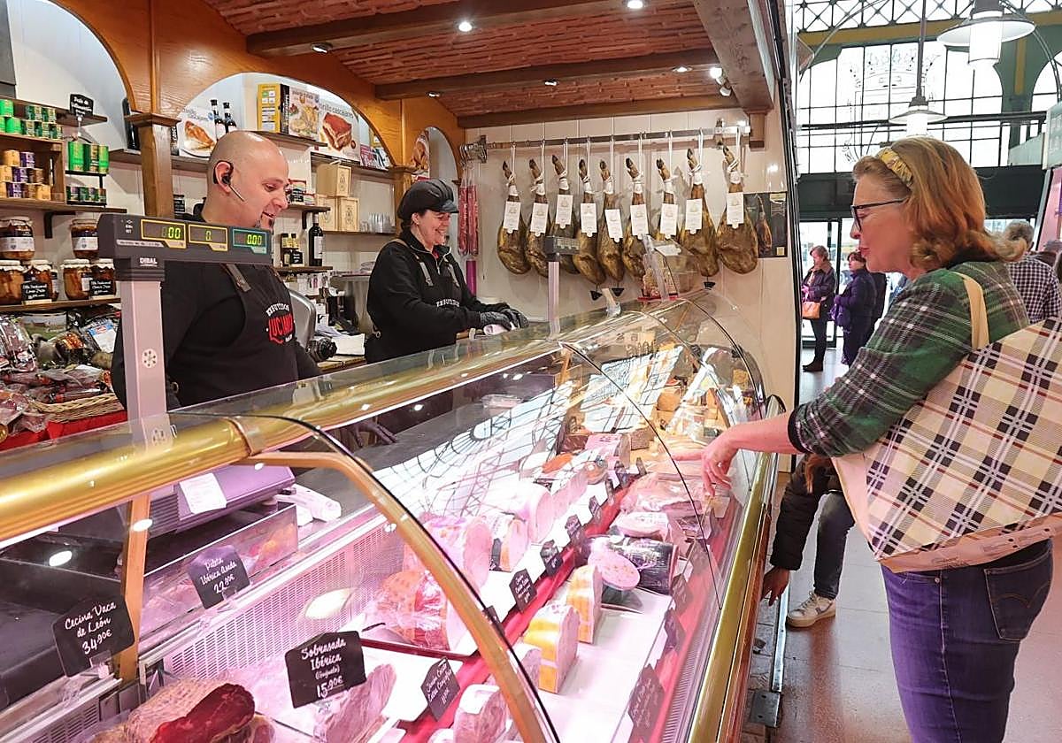 El presidente de la Plaza de Abastos, Israel Tapia, despacha en su puesto.