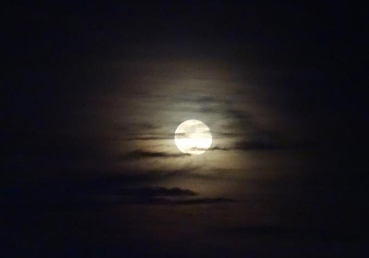 La luna llena vista desde Valladolid en una imagen de archivo.