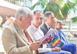 Gonzalo Santonja, consejero de Cultura, observa el libro de ruta de la edición de 2023, junto a Lale Cubino y Enrique Sánchez-Guijo.