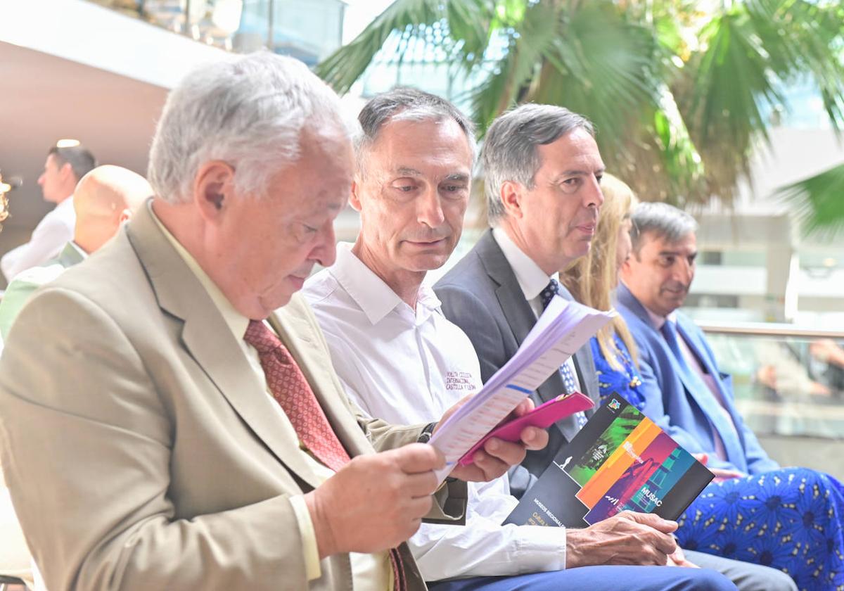 Gonzalo Santonja, consejero de Cultura, observa el libro de ruta de la edición de 2023, junto a Lale Cubino y Enrique Sánchez-Guijo.