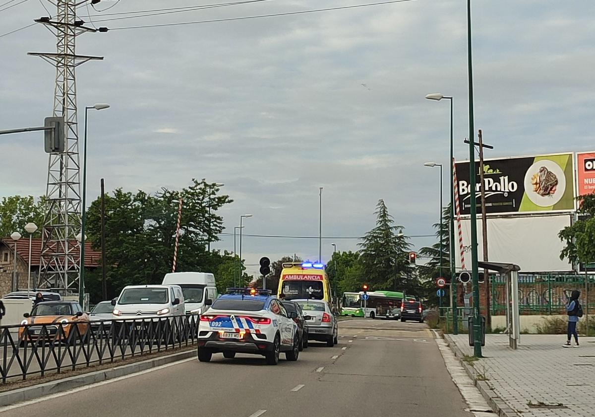 Policía y sanitarios en el lugar del accidente, este miércoles.