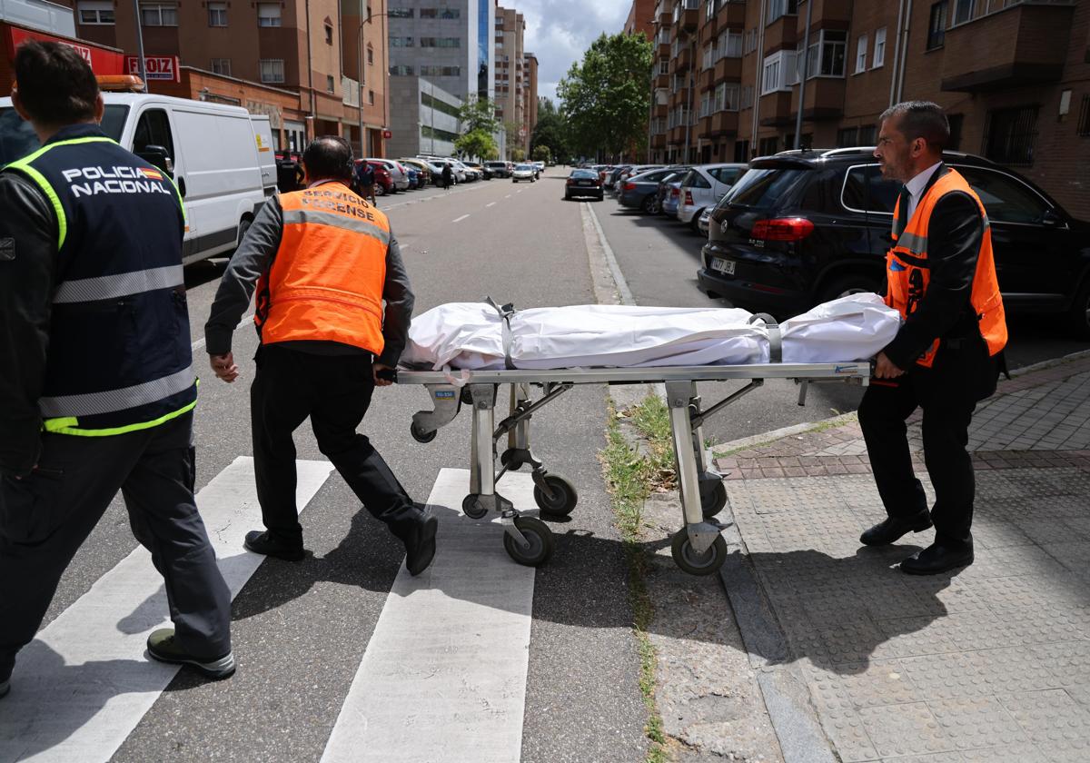 Los servicios funerarios se llevan el cuerpo sin vida del hombre, este miércoles en la calle Rigoberto Cortejoso.