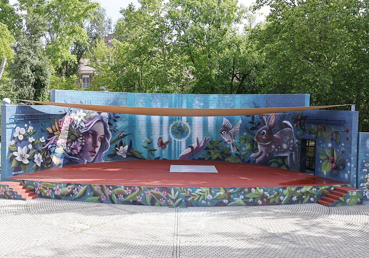 Anfiteatro de Parquesol ya rematado con el mural y los toldos.