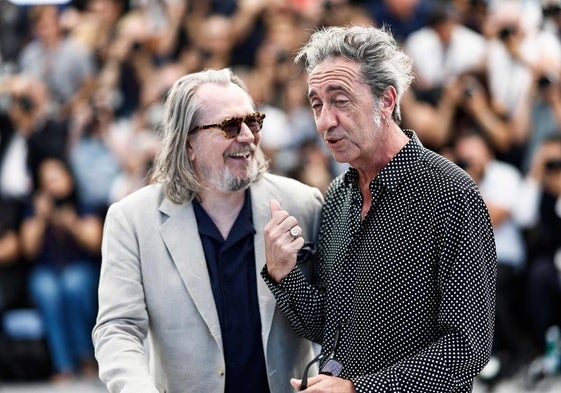 El actor británico Gary Oldman y el director italiano Paolo Sorrentino en la presentación del filme 'Parthenope'.