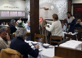 Comensales en un comedor de un restaurante de Segovia.