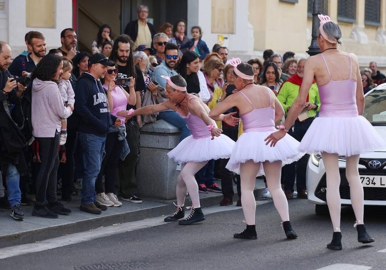 Cie Collbok, de Francia, con su espectáculo 'Lâcher de ballerines'.