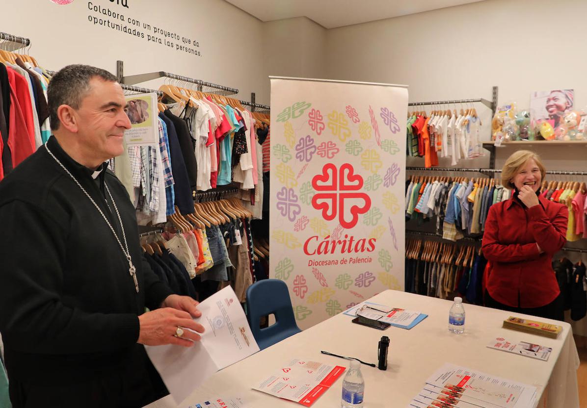 El obispo de Palencia, con la directora de Cáritas, en la tienda Moda-Re.