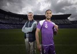 Paco Santamaría (i) y Anuar posan sobre el césped del estadio José Zorrilla.