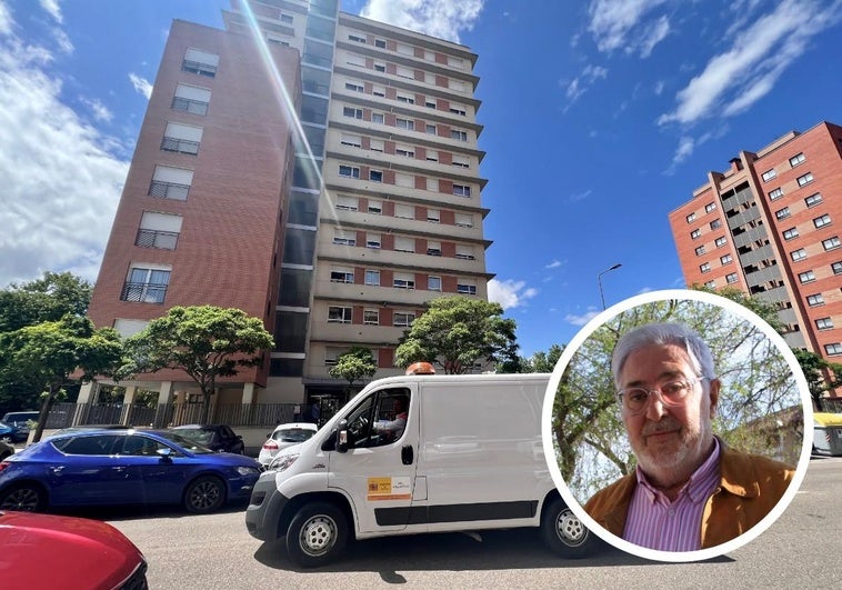 El furgón forense tras intervenir en un suicidio en Valladolid. A la derecha, Jesús de Blas, vicedecano del Colegio Oficial de Psicología de Castilla y León.