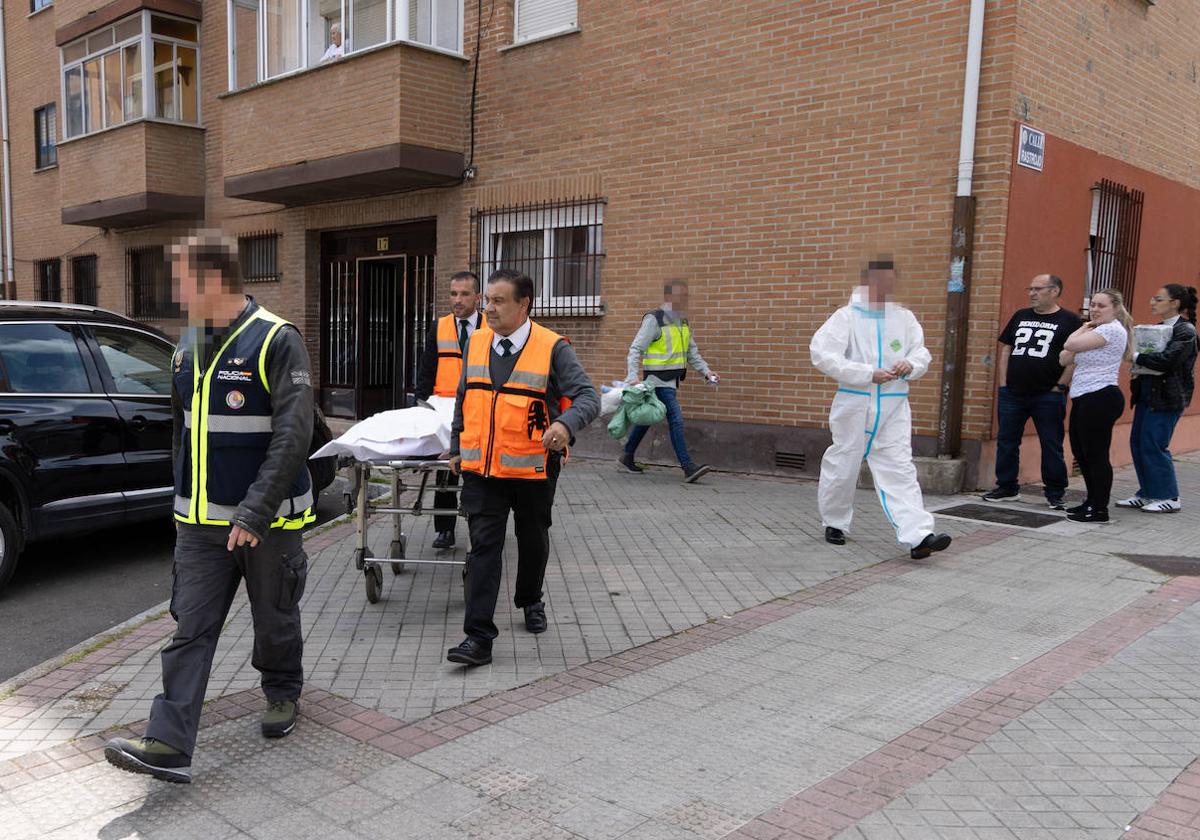 Los forenses sacan este miércoles el cuerpo sin vida del vecino de Huerta del Rey.