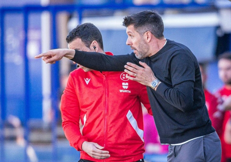 Pezzolano da instrucciones desde la banda en el último partido en Alcorcón.