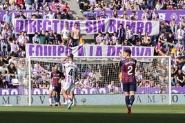 Pancarta en contra de la directiva en el encuentro ante el Eibar, a finales de pasado mes de junio, partido que marcó un punto de inflexión en la temporada.