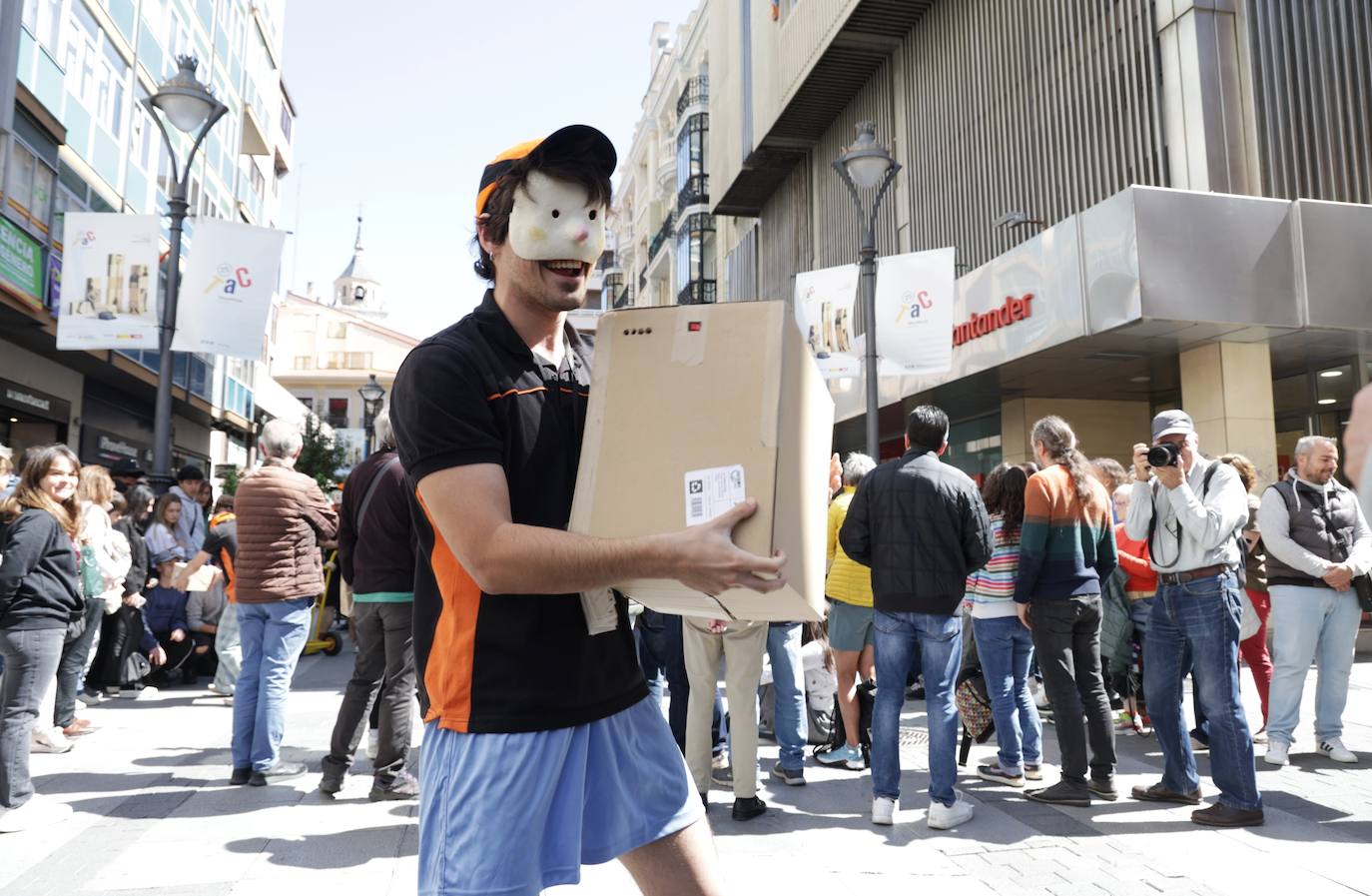 Actuación de Paquets en la calle Santiago