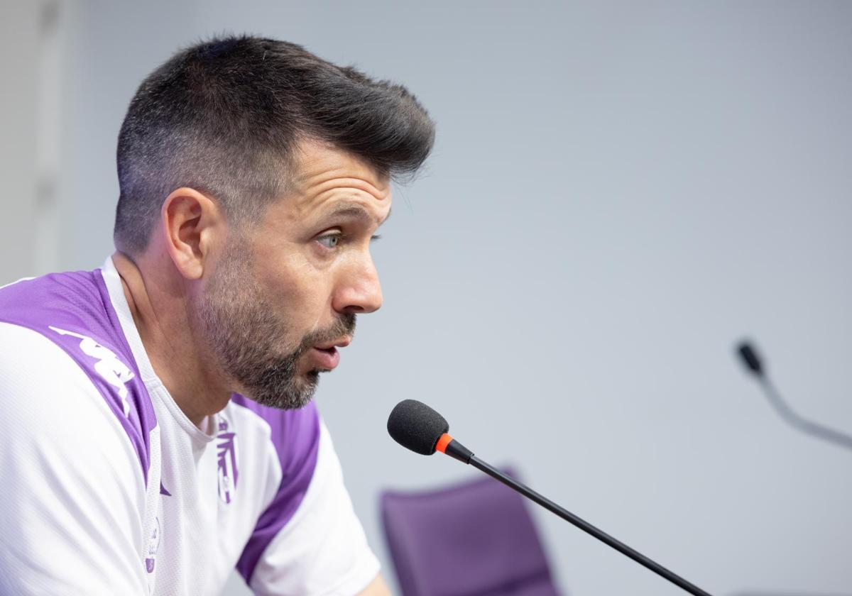 Paulo Pezzolano, durante una rueda de prensa en el estadio José Zorrilla.