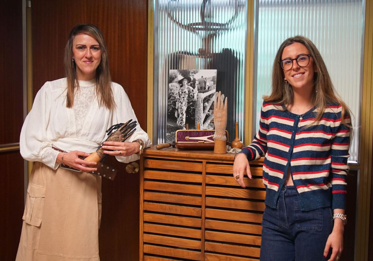 Imagen principal - Leonor y Cristina Varadé, tía y sobrina, en las oficinas de la empresa familiar en Madrid. Abajo, diploma de la Medalla de Oro otorgada a Guante Varadé en la Exposición Internacional de Barcelona de 1929 y Carlos Varadé Cordero, hijo del fundador.