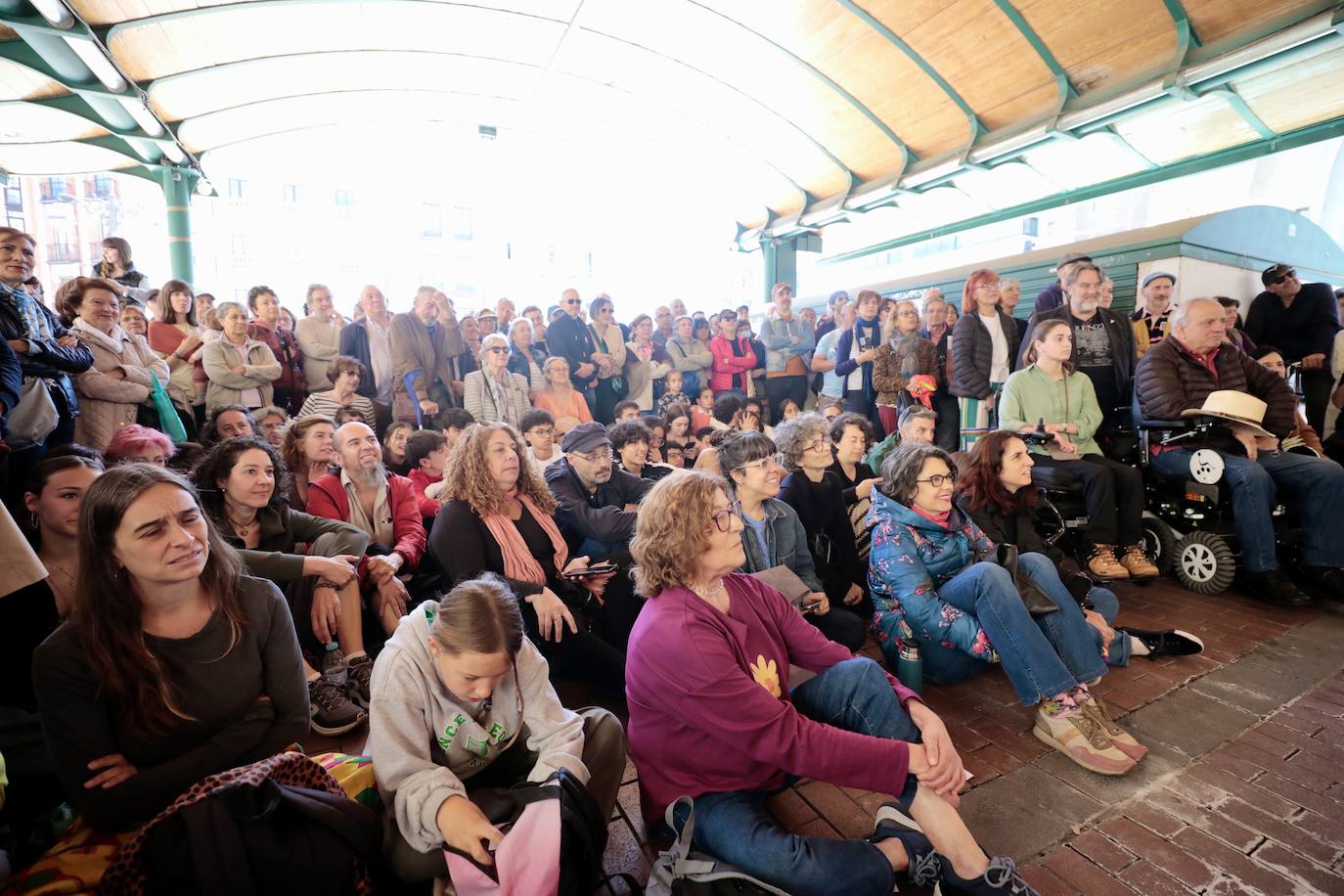 Público en la Plaza de España.