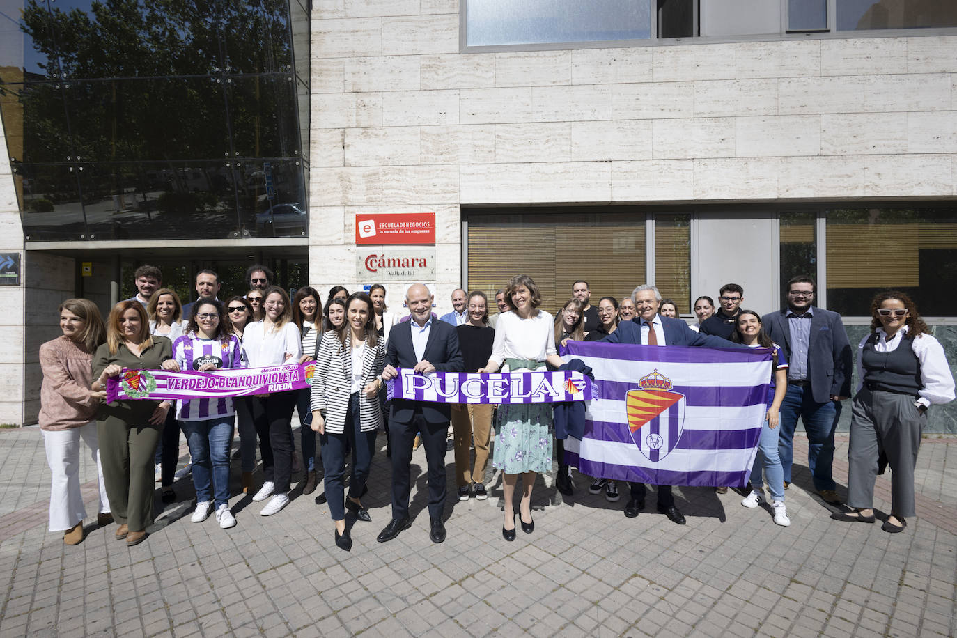 Víctor Caramanzana, presidente de la Cámara de Comercio de Valladolid y Mayte Ledo, secretaria de Estado de Digitalización e Inteligencia Artificial (en el centro), posan con miembros de la organización cameral.