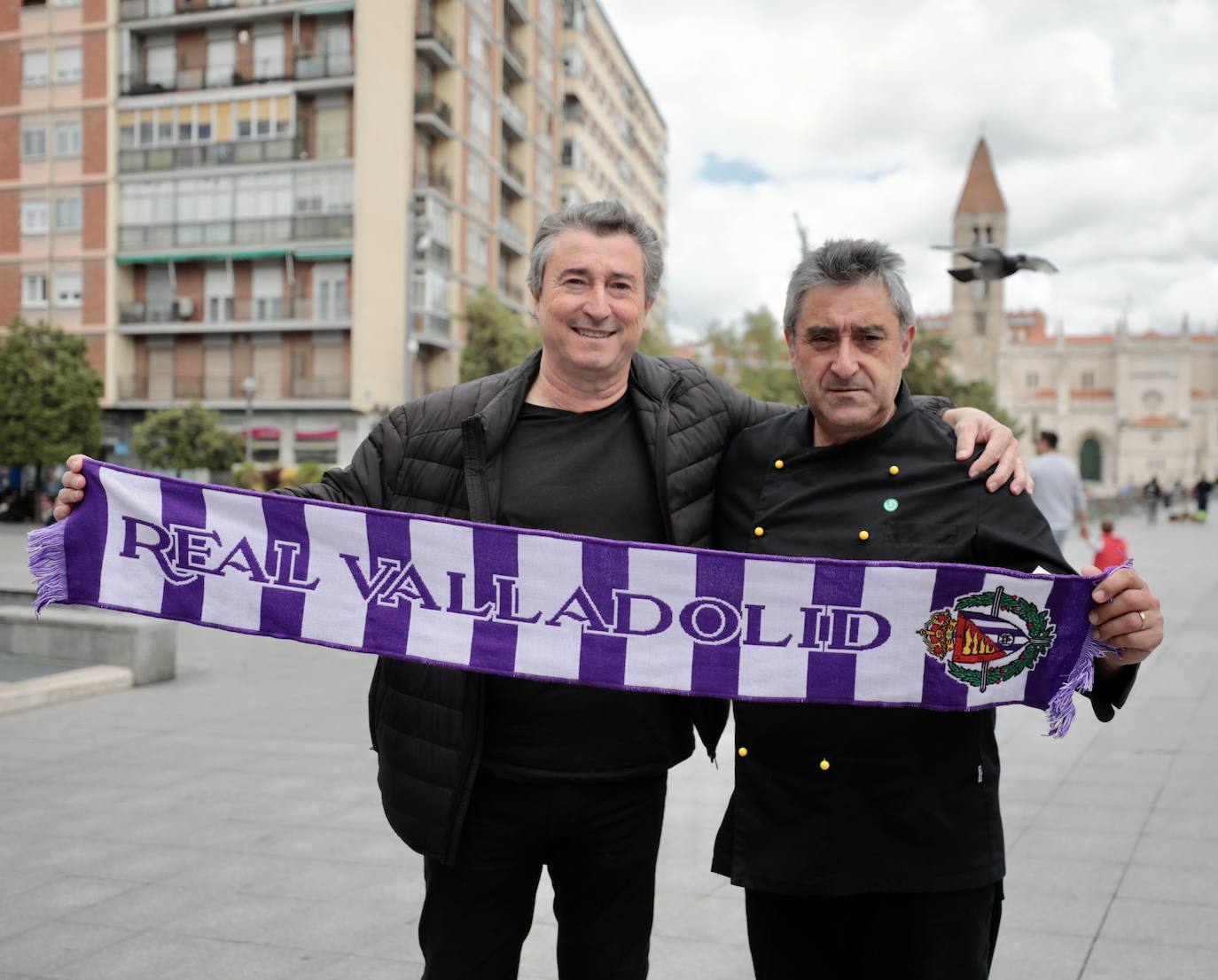 Julio Martínez y Jorge Alonso, exjugadores del Real Valladolid, con la bufanda del club.