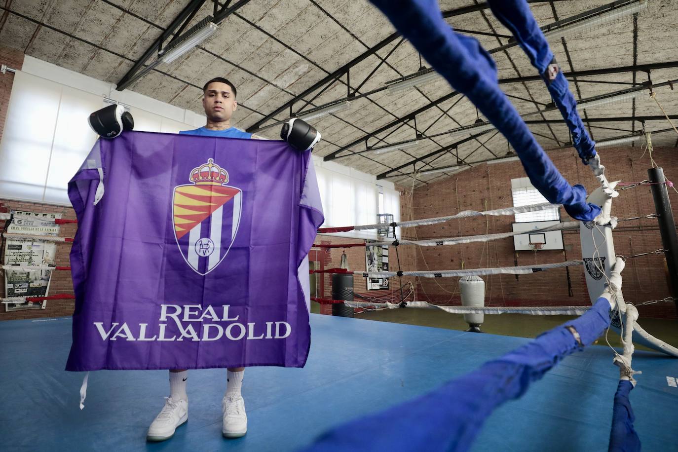 El boxeador Salvi Jiménez, con la bandera del Valladolid en el gimnasio en el que entrena.